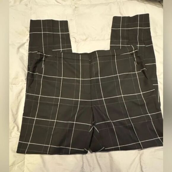 Elie Tahari Pants - Elie Taharie tailored Black and White Plaid Pants in US size 12